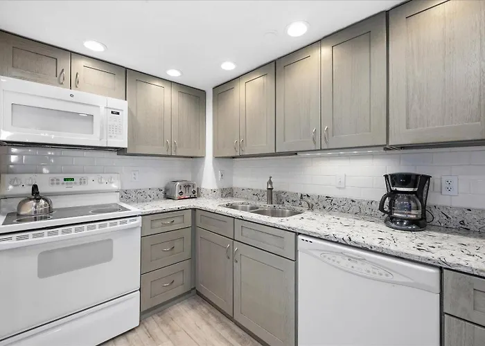 Private Oceanfront Balcony At 2 Bedroom Century I Condo! Ferienhaus *